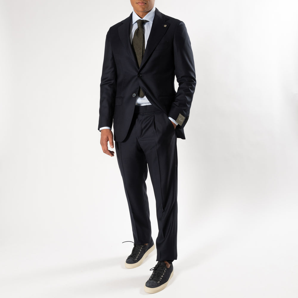 FILIP TRENTO BLAZER Navy – STUDIO 73, helbild på modell snett framifrån