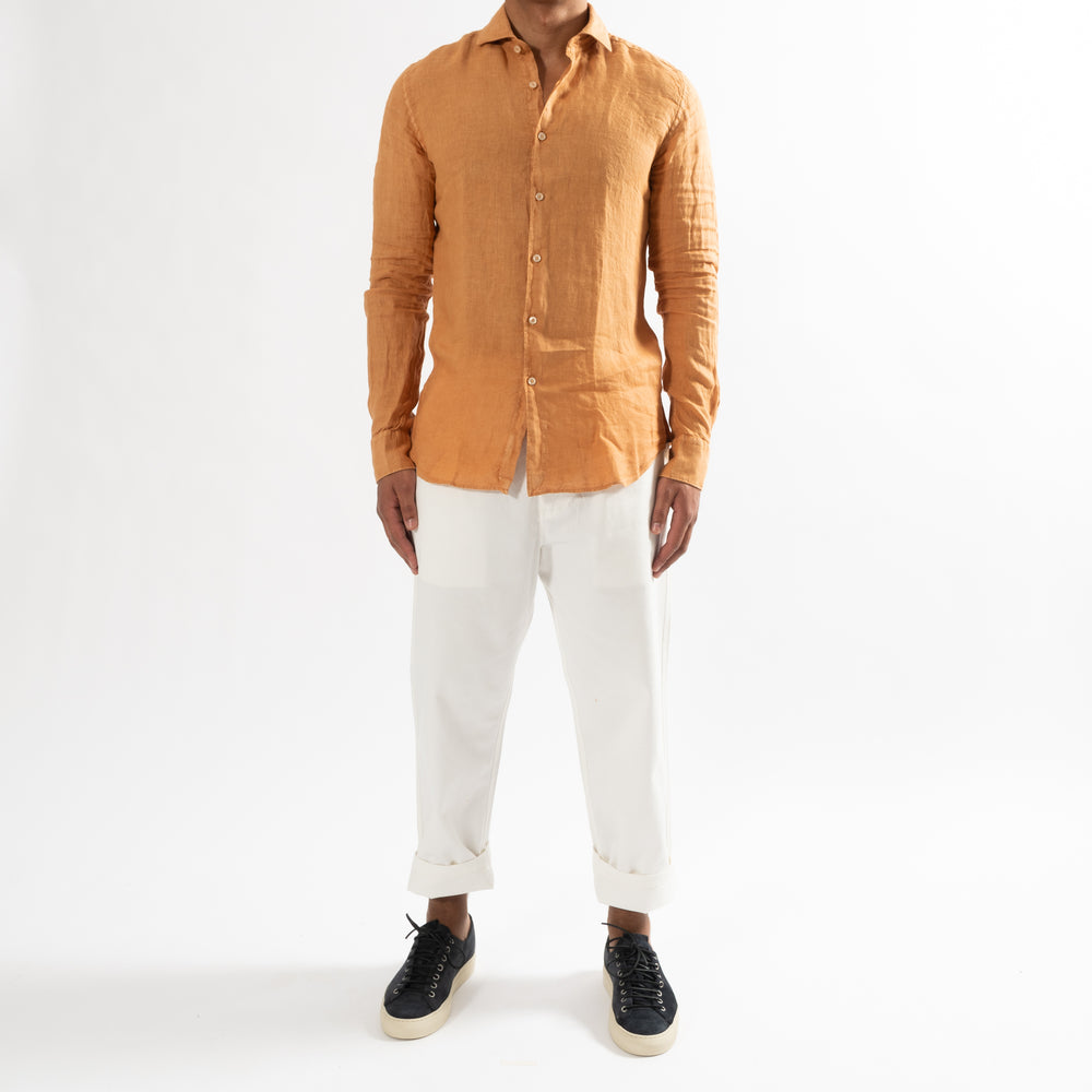 CASUAL LINEN SHIRT ORANGE – XACUS, helbild på modell framifrån i vita byxor, mindre bild