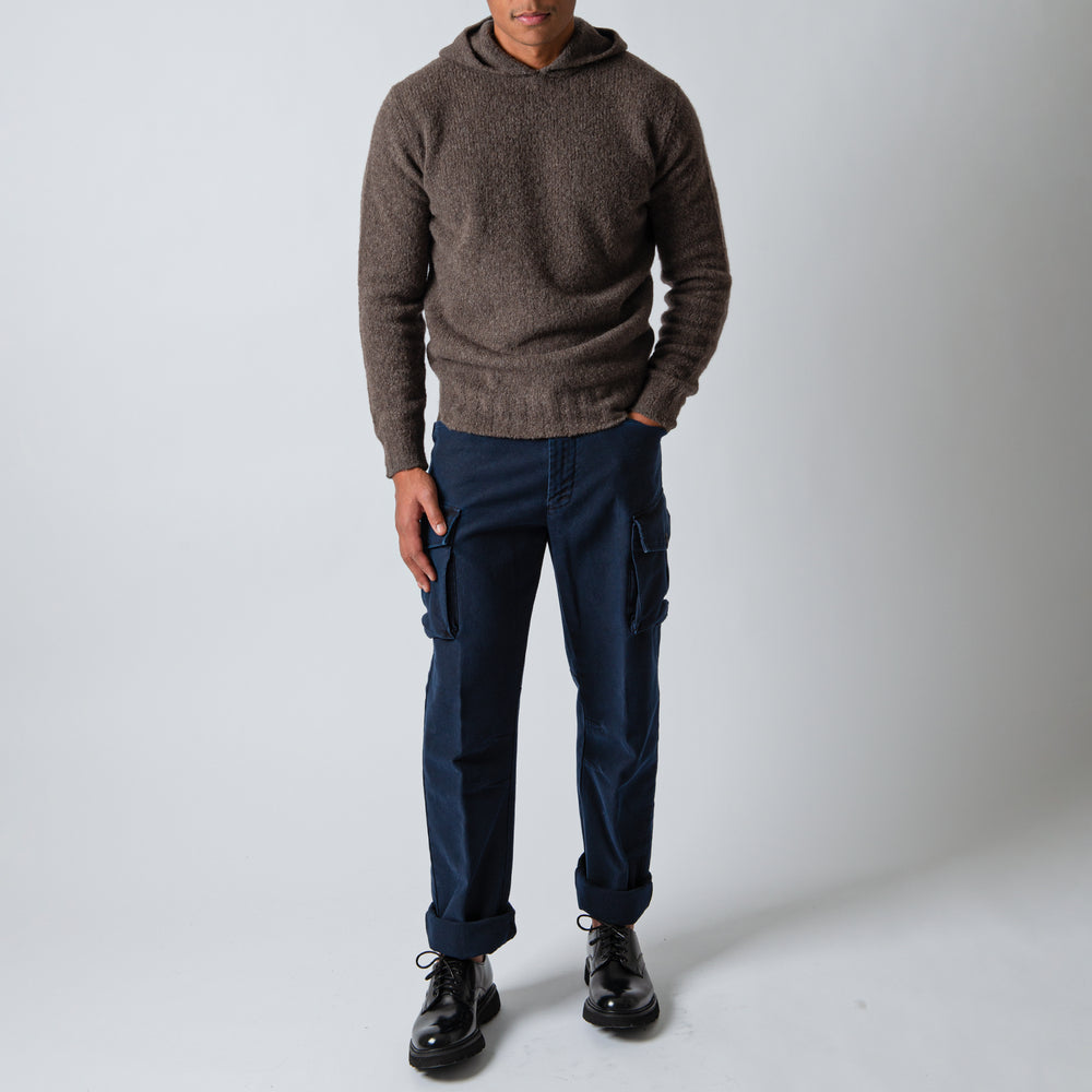 LUXURY CARGO PANTS NAVY – LARDINI, helbild på modell framifrån med brun tröja