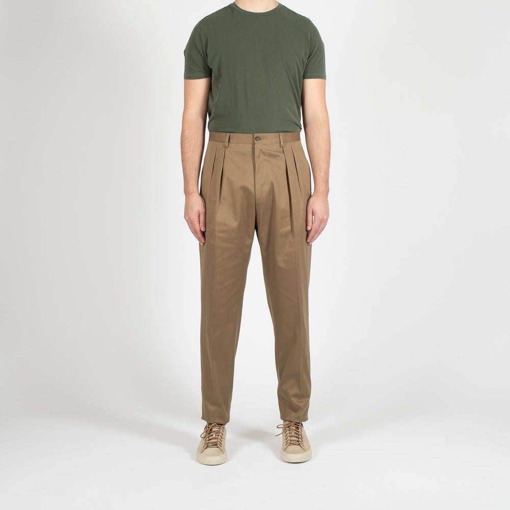 LUXURY COTTON TWO PLEAT TROUSER KHAKI – GAIOLA, helbild på modell framifrån i grön t-shirt