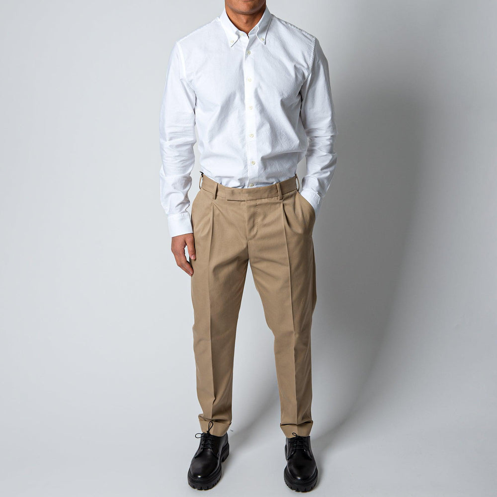 REBEL ONE PLEAT TROUSERS Beige – PT TORINO, halvbild på modell framifrån med vit skjorta