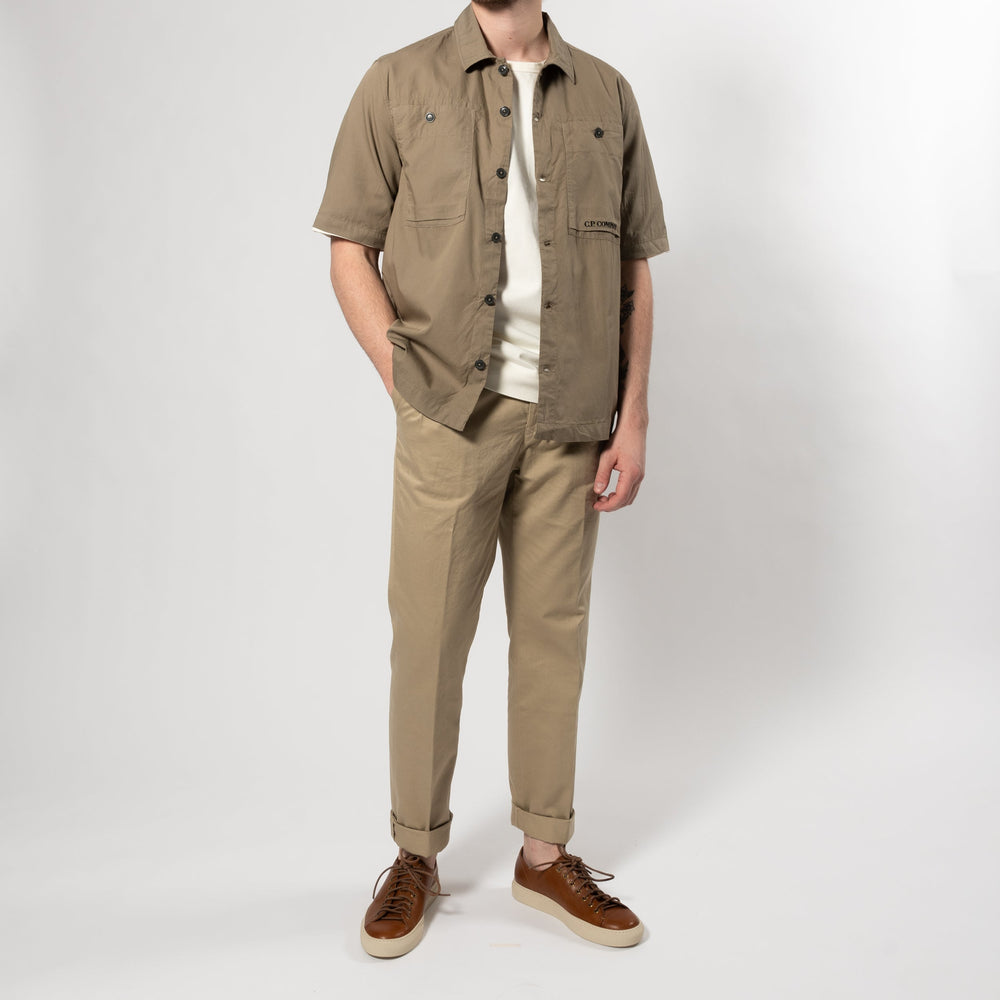 SHORT SLEEVE RIPSTOP SHIRT Beige – C.P. COMPANY, helbild på modell framifrån med matchande byxor
