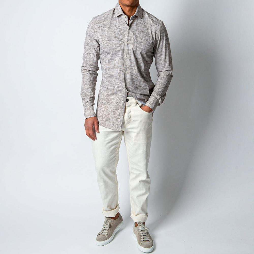 ACTIVE SHIRT BROWN – XACUS, helbild på modell framifrån med vita byxor